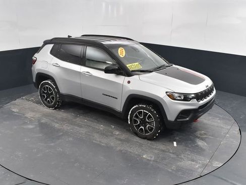 Used 2024 Jeep Compass Trailhawk image 32