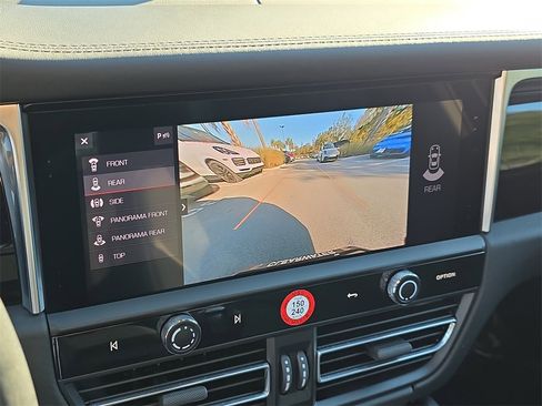Certified 2024 Porsche Macan image 31