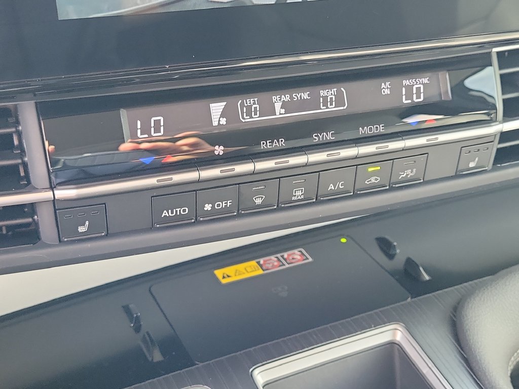 Used 2025 Toyota Sienna XLE FWD image 24