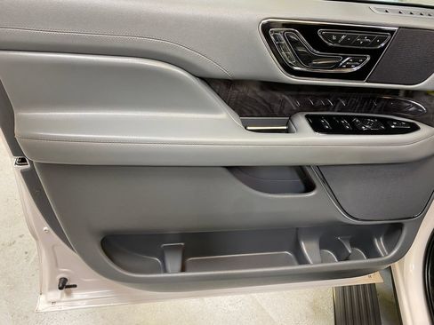 Used 2018 Lincoln Navigator Select w/ Technology Package RWD image 19