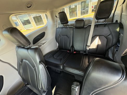 Used 2023 Chrysler Pacifica Touring-L FWD image 21