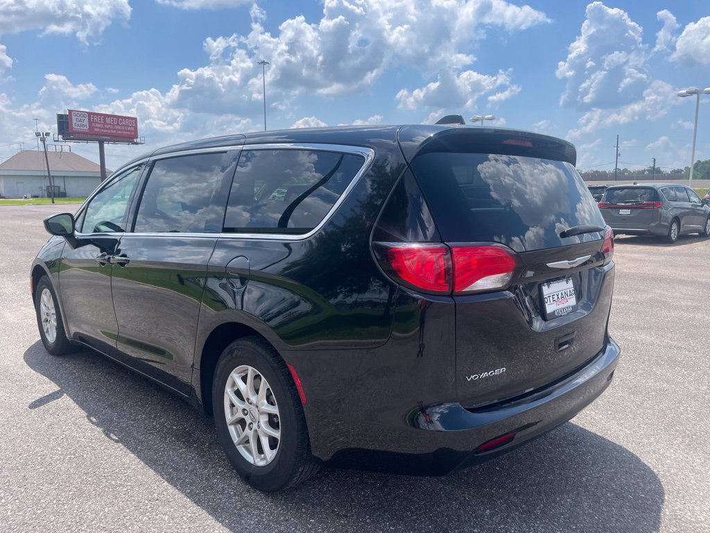 Used 2023 Chrysler Voyager LX FWD image 5