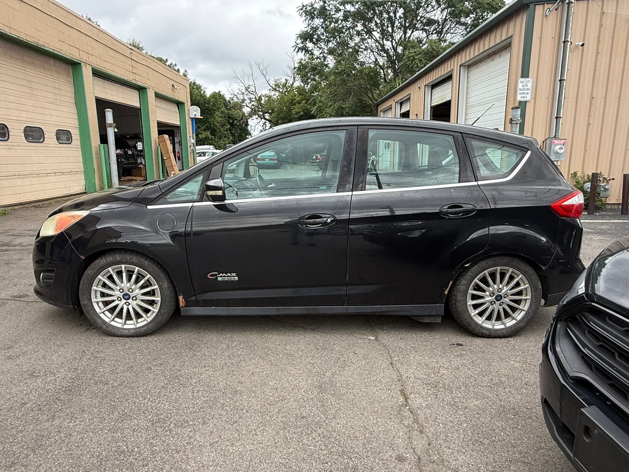Used 2014 Ford C-MAX Energi SEL w/ Equipment Group 302A FWD image 3