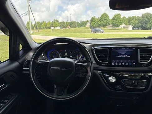 Used 2018 Chrysler Pacifica Limited w/ Advanced Safetytec Group FWD image 15