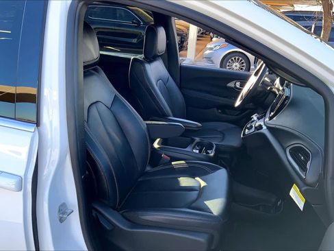 Used 2025 Chrysler Pacifica Select image 8