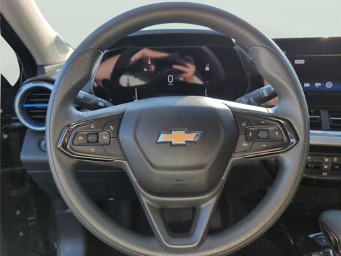 Used 2025 Chevrolet Trax LT FWD image 23
