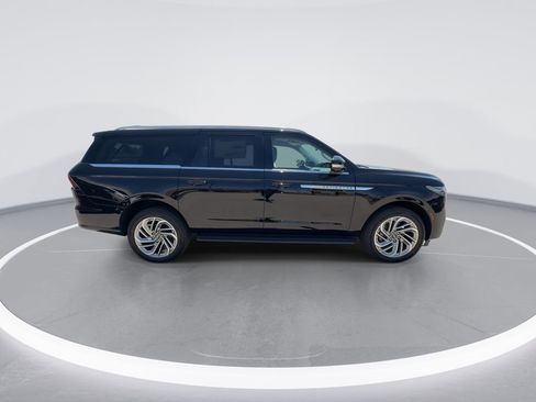 New 2026 Lincoln Navigator L Premier AWD/4WD image 9