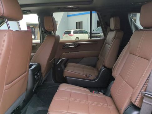 Used 2025 Chevrolet Tahoe High Country image 17