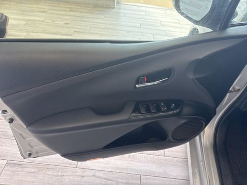 Used 2022 Toyota Prius LE AWD/4WD image 13