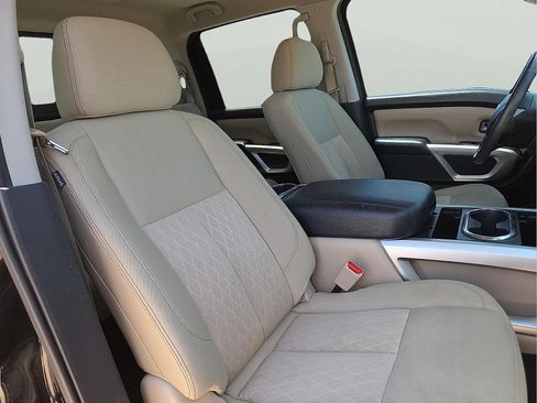 Used 2018 Nissan Titan SV w/ SV Convenience Package RWD image 10