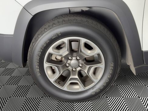 Used 2019 Jeep Cherokee Trailhawk image 12