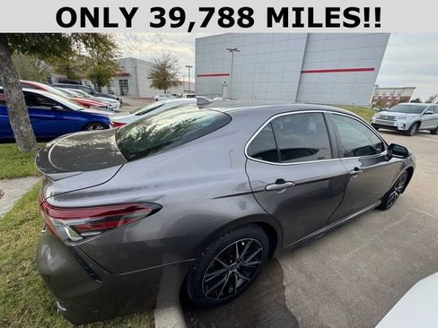 Used 2022 Toyota Camry SE image 2