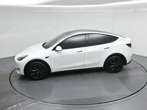 Used 2025 Tesla Model Y Long Range image 41