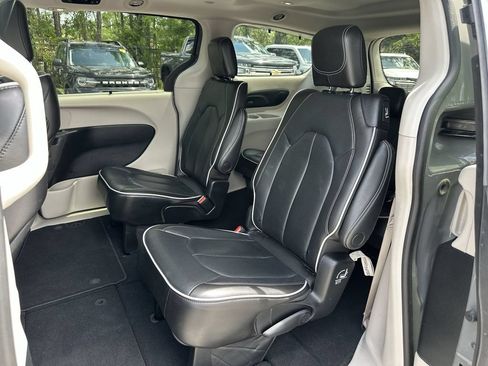 Used 2023 Chrysler Pacifica Limited FWD image 25