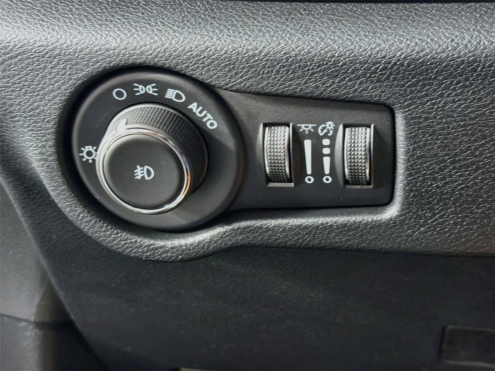 Used 2024 Chrysler Pacifica Pinnacle FWD image 11