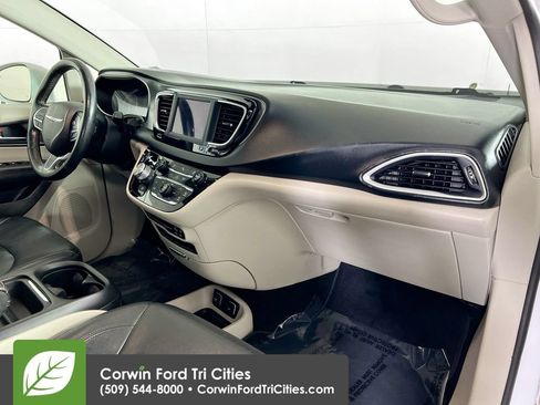 Used 2020 Chrysler Pacifica Touring-L FWD image 30