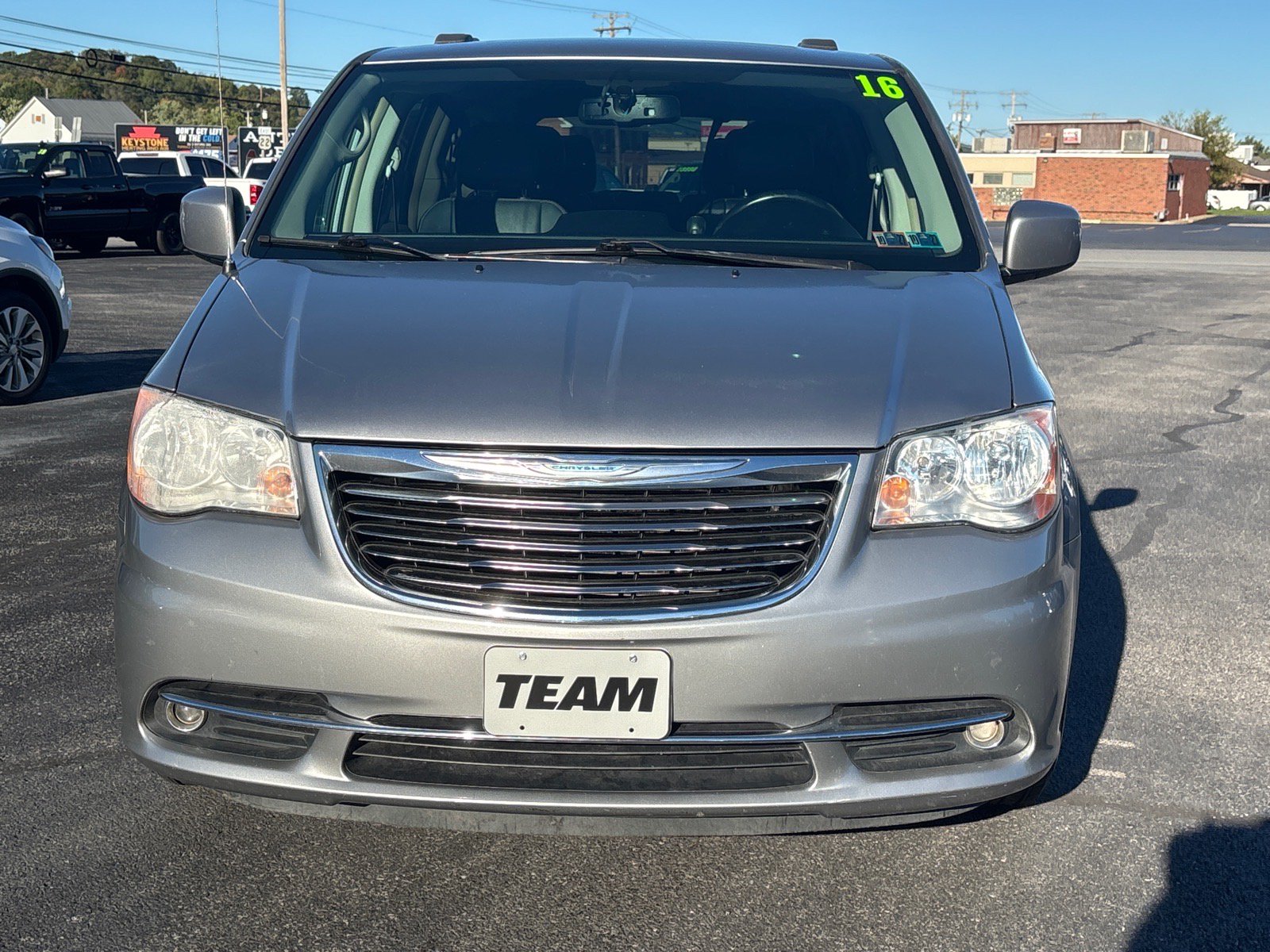 Used 2016 Chrysler Town & Country Touring FWD image 2