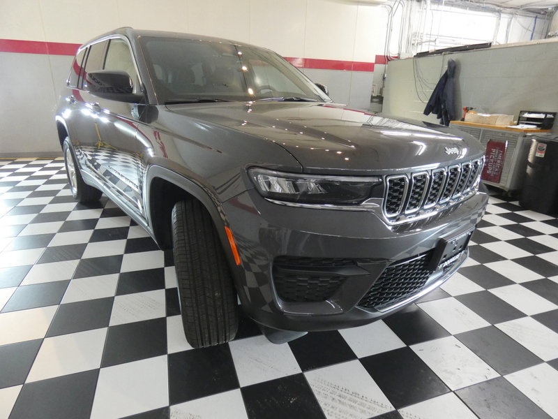 Used 2025 Jeep Grand Cherokee Laredo X AWD/4WD image 4