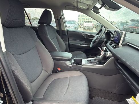 Certified 2025 Toyota RAV4 LE image 31