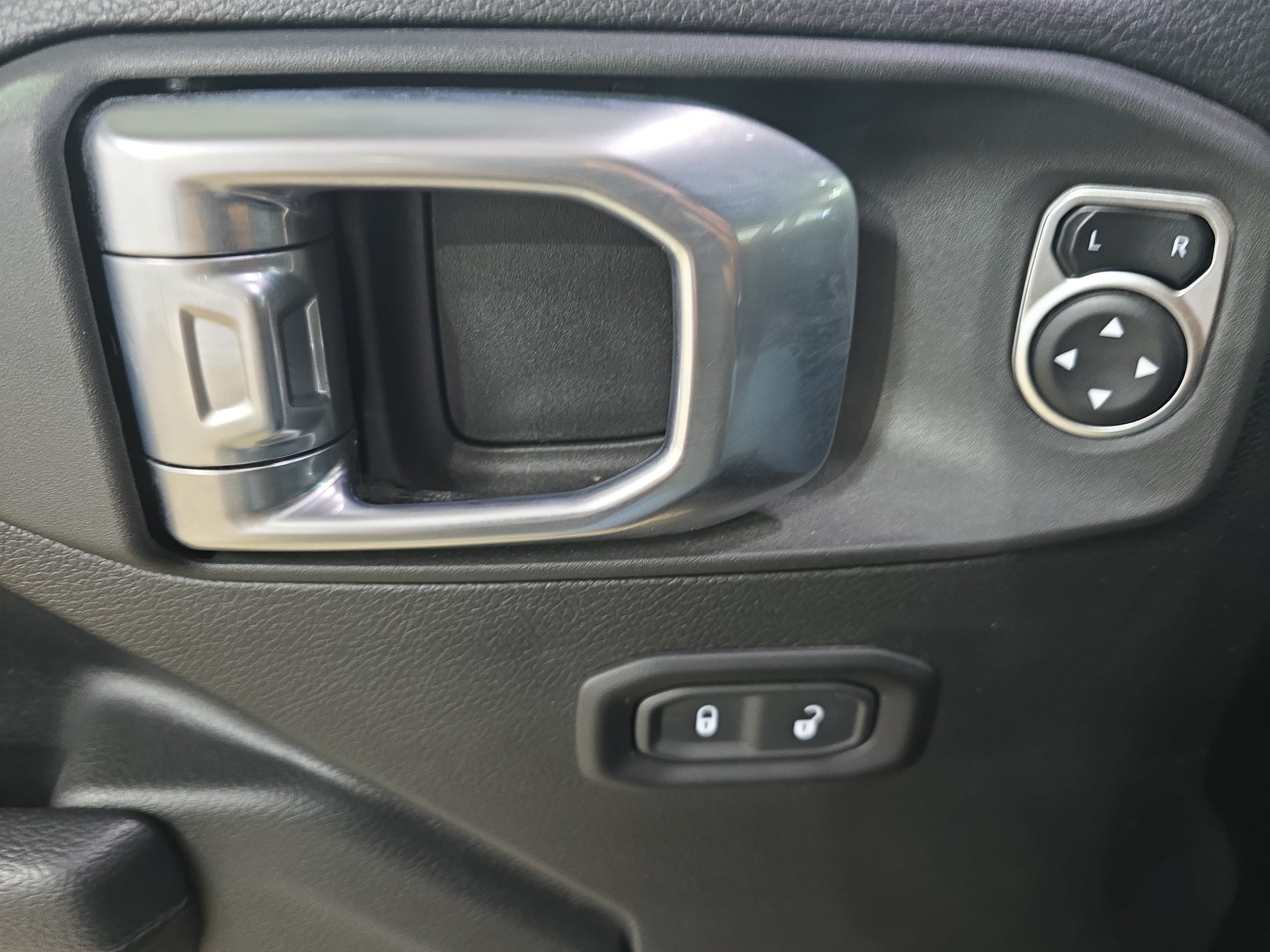 Used 2024 Jeep Wrangler Unlimited w/ Convenience Group AWD/4WD image 25