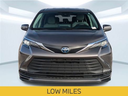 Used 2024 Toyota Sienna LE image 11