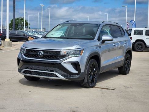 New 2024 Volkswagen Taos SE image 2