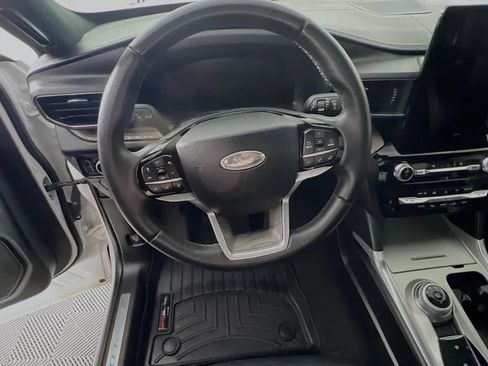Used 2023 Ford Explorer Platinum w/ Technology Package AWD/4WD image 12