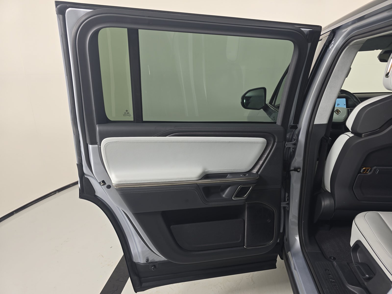 Used 2024 Rivian R1S Adventure Dual AWD/4WD image 17