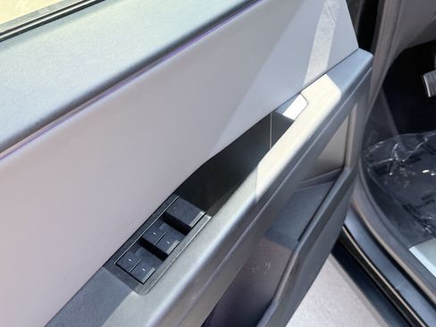 Used 2025 Tesla Cybertruck AWD Crew Cab image 24