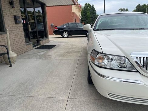 Used 2003 Lincoln Town Car Executive RWD image 6