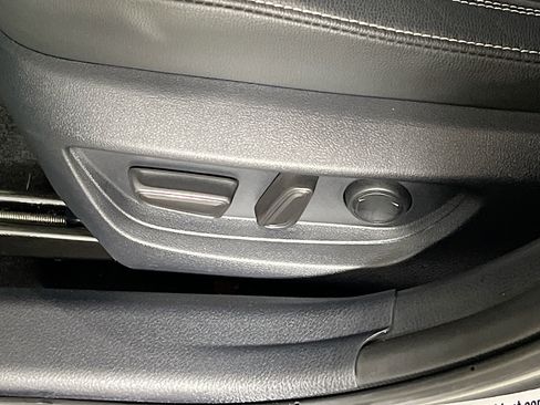 Used 2025 Toyota Camry SE w/ Convenience Package image 16