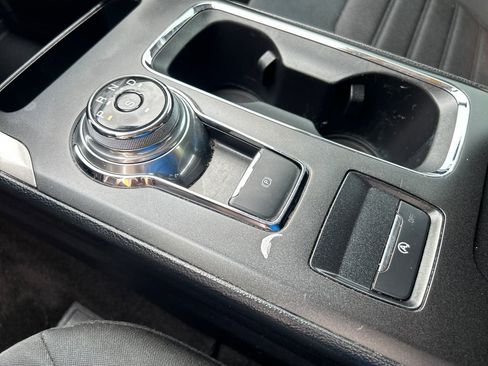 Used 2019 Ford Fusion SE FWD image 17