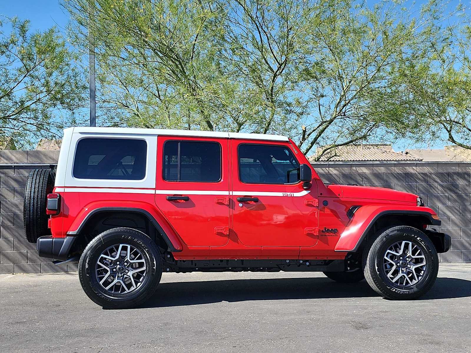 New 2026 Jeep Wrangler Unlimited Sahara w/ Whitecap Package AWD/4WD image 10