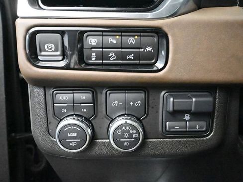 Used 2025 GMC Yukon Denali Ultimate image 40