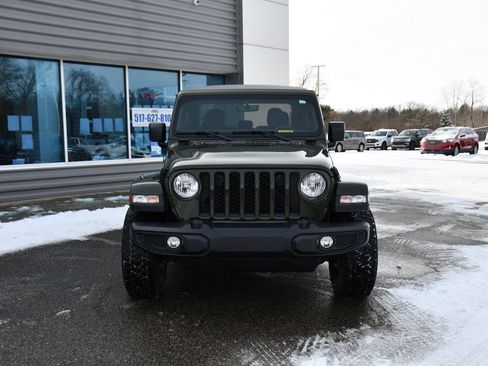 Used 2022 Jeep Gladiator Overland w/ Cold Weather Group image 10