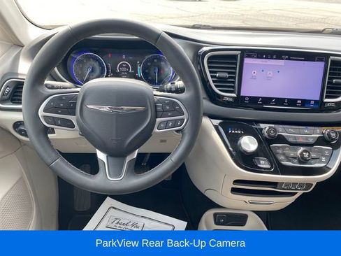 Used 2024 Chrysler Pacifica Touring-L FWD image 7
