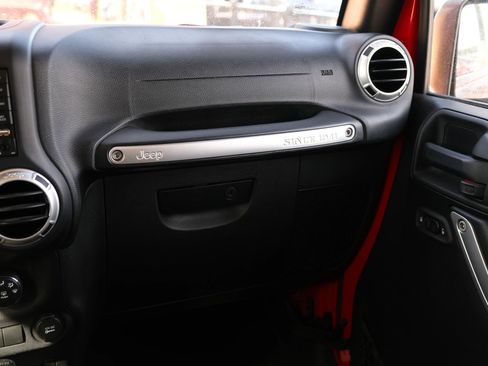 Used 2016 Jeep Wrangler Unlimited Sahara w/ Connectivity Group image 29