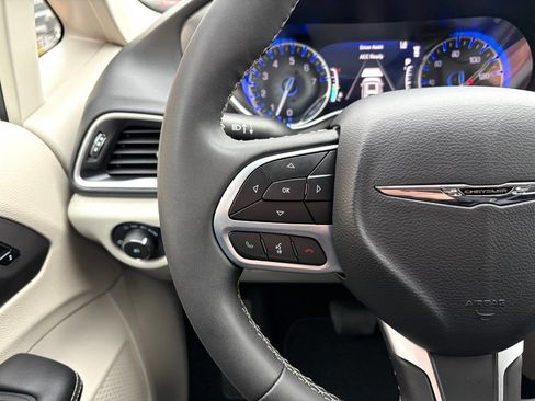 Used 2024 Chrysler Pacifica Touring-L image 19