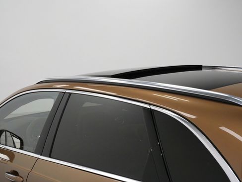 Used 2017 Bentley Bentayga AWD/4WD image 18