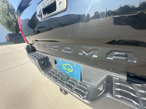 Used 2020 Toyota Tacoma SR5 AWD/4WD image 32
