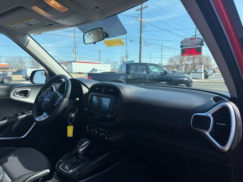 Used 2022 Kia Soul LX image 26