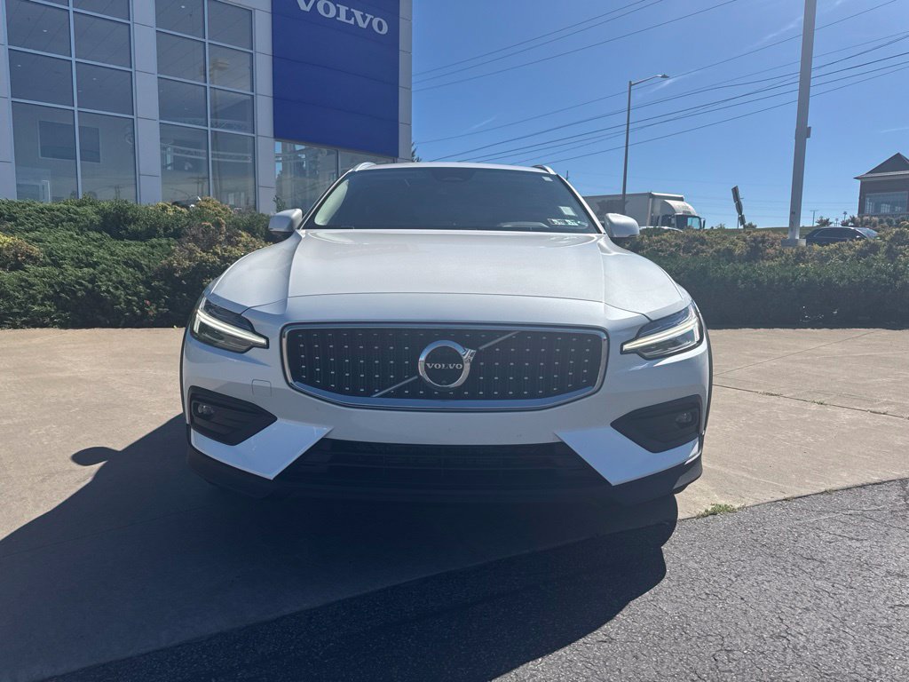 Used 2024 Volvo V60 B5 Cross Country Plus w/ Protection Package Premier AWD/4WD image 2
