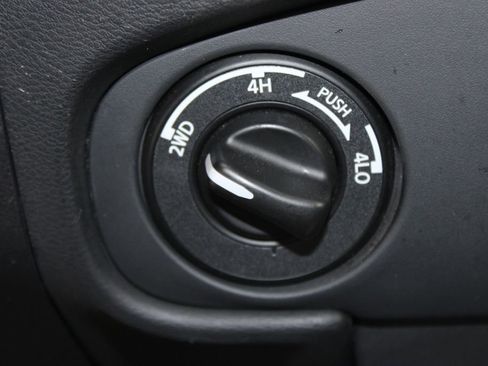 Used 2024 Nissan Frontier SV image 29