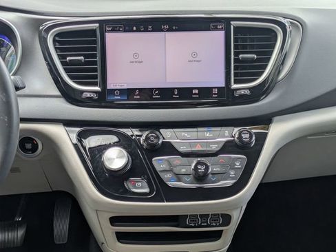 Used 2023 Chrysler Pacifica Touring-L FWD image 19