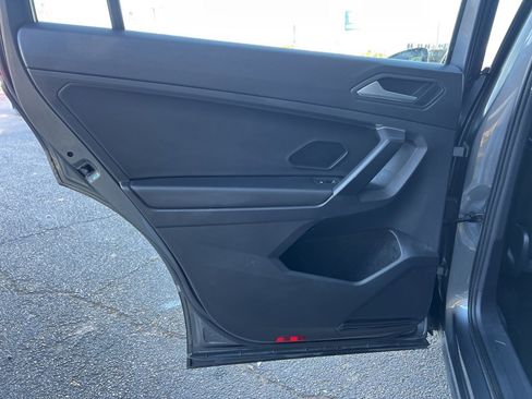 Used 2021 Volkswagen Tiguan SE image 18