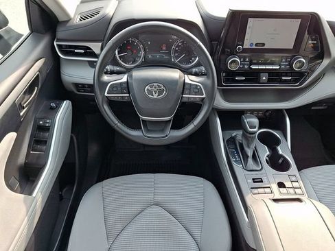 Used 2023 Toyota Highlander LE AWD/4WD image 12