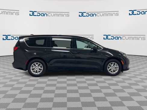 Used 2023 Chrysler Voyager LX FWD image 9