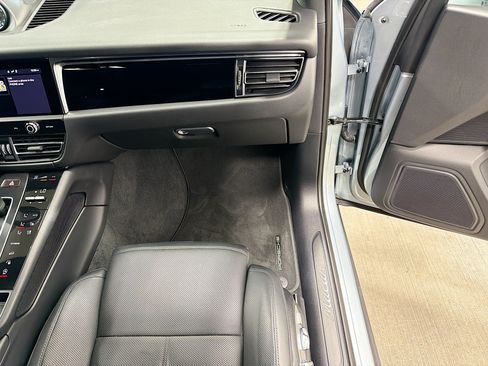 Certified 2023 Porsche Macan AWD/4WD image 18