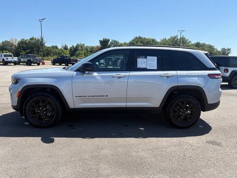 Used 2025 Jeep Grand Cherokee Altitude AWD/4WD image 4
