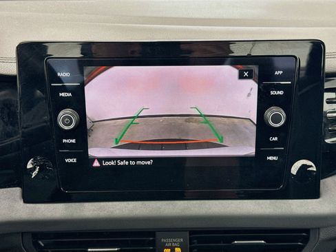Used 2025 Volkswagen Jetta SE FWD image 22